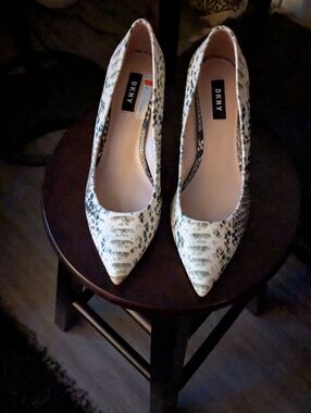 😍DKNY Cream and Green Snake-Print Pointed Toe Pumps